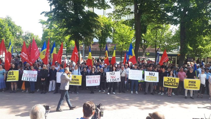 После задержания Додона в Кишиневе проходит митинг против притеснения оппозиции