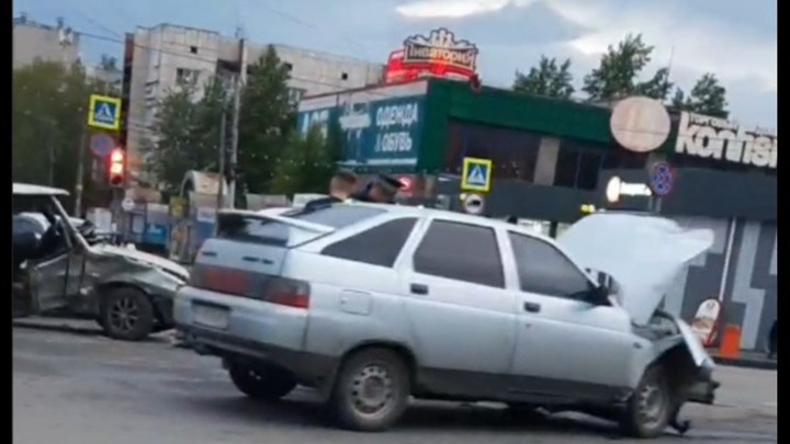 В Челябинске в ДТП автомобиль отбросило к остановке с людьми