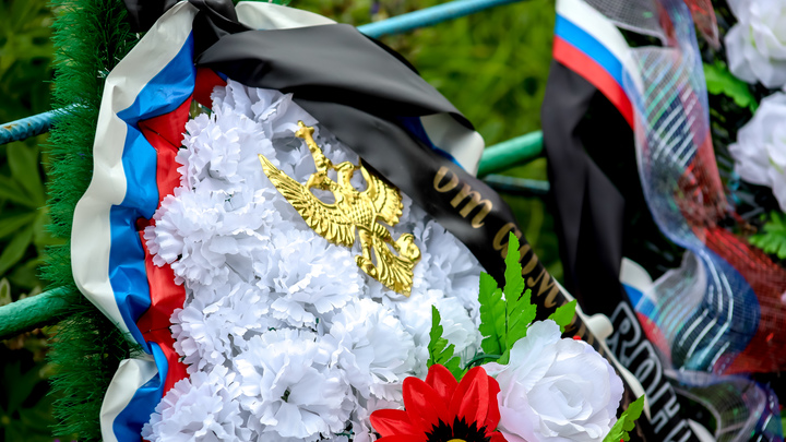 На Урале сестра бойца СВО потребовала вскрыть гроб с телом брата, не поверив в его самоубийство