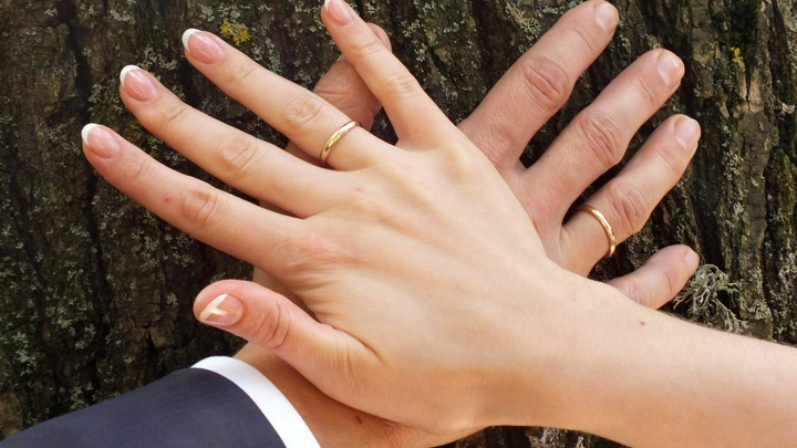 Дело не в цинке: Врач опровергла известный миф о белых пятнах на ногтях