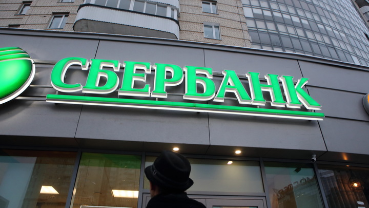 Не успели? В Сбербанке объяснили проблемы с оплатой по просроченным картам