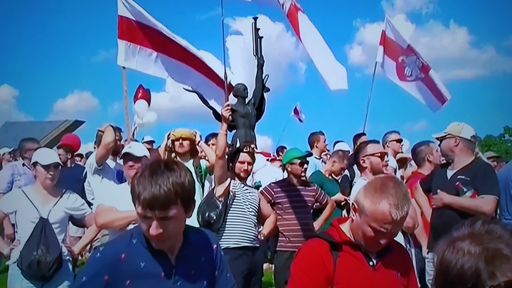 Бабушка жёстко и с юмором ответила белорусским митингующим, став мемом: Привет, дебилы!