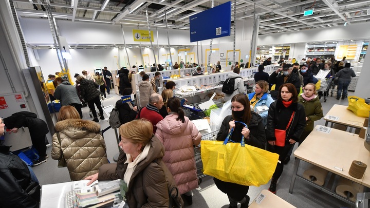 В нижегородском магазине Uniqlo образовалась огромная очередь