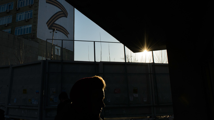 В Краснодаре вандалы облили краской баннер с георгиевской лентой