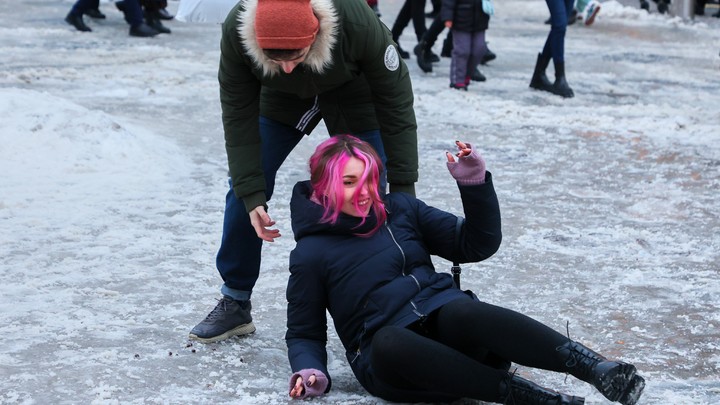 Упали на улице - не вставайте: Врач назвал главный секрет этой зимы