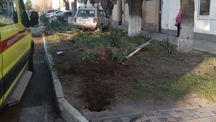 В Анапе после выезда жигулей на красный свет светофора пострадал мотоциклист