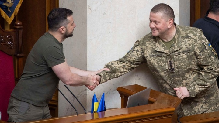 Ситуация на фронте не улучшится: Увольняемый Залужный остудил пыл Зеленского
