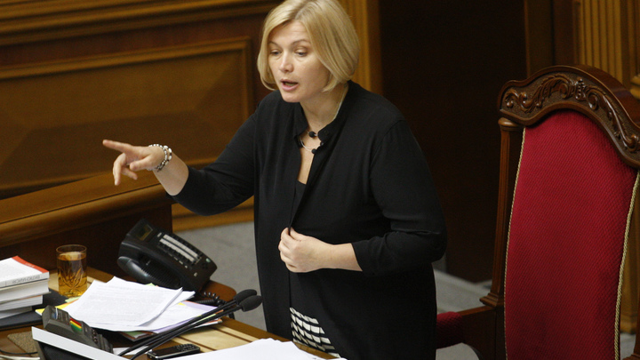 Пьяная морда!: Повернувшийся задом депутат спровоцировал драку за честь дамы