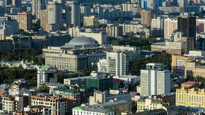 Застрявшие в Сибири: Более 200 жителей Средней Азии выгнали из аэропорта Толмачёво