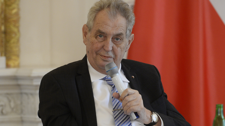 Президент Чехии вернулся в больницу в день выписки. Западная вакцина от COVID не спасла