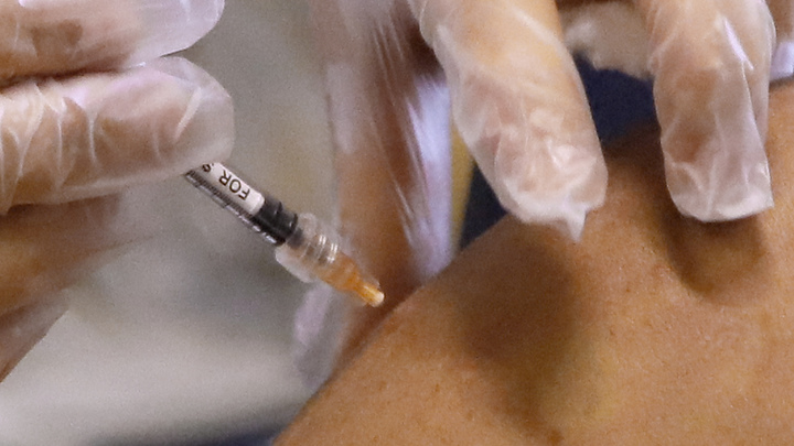 Жители Новосибирска выстроились в очередь на вакцинацию в ТРЦ МЕГА