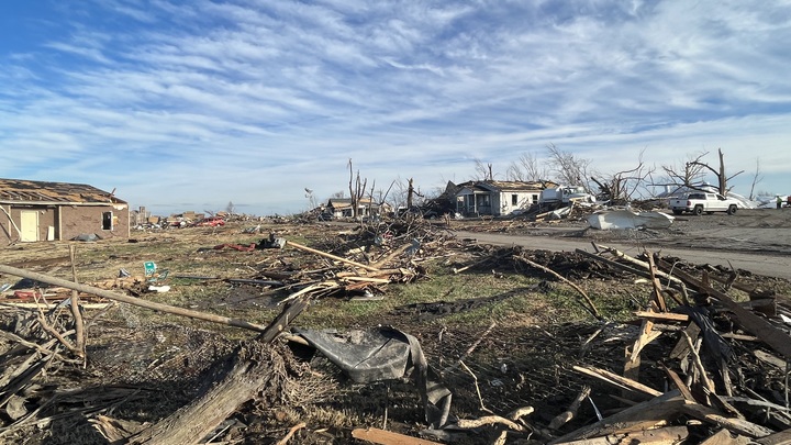 Что известно о смертельном торнадо в США: погибли десятки человек