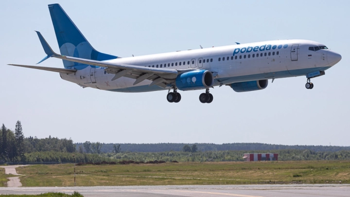 Победа решила заработать на детях: Авиакомпания отменила онлайн-регистрацию семей