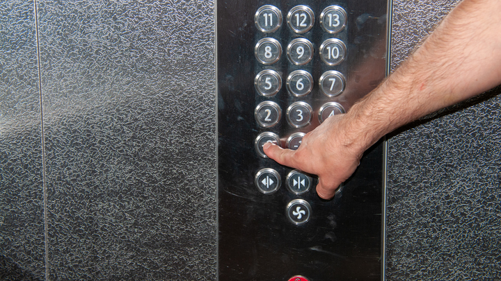 Мужчина и двое детей пострадали при падении лифта в многоэтажке Краснодара