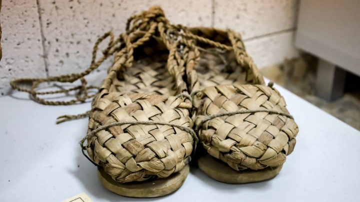 Казах так сказал о русских, что гордость берёт. Россия - родина лаптей? Ну уж нет