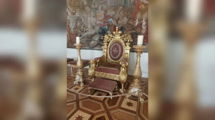 Эрмитаж грозит сломавшему трон Павла I посетителю взысканием 847 тыс рублей