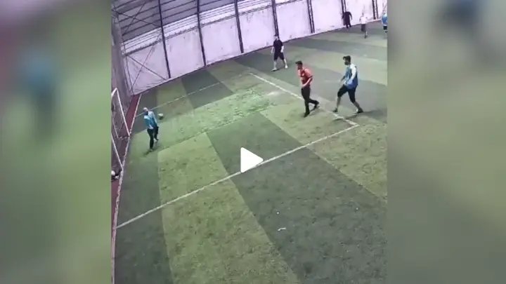 Отбил мяч грудью и упал: футболист-любитель умер, потеряв сознание во время матча