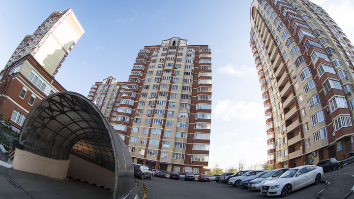 В Новосибирске девушка выпала с балкона седьмого этажа жилого дома