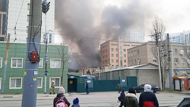 Версии взрыва в ростовском ФСБ: Коптер не нужен. С крыши кинут и ноги сделают