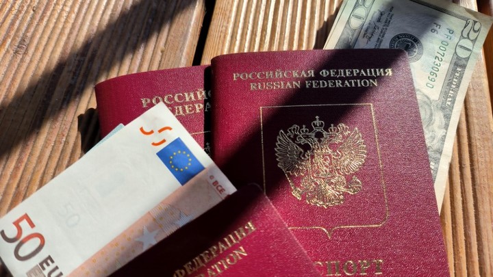 Певец Шарлот сжёг паспорт гражданина России. А после начал умолять о прощении