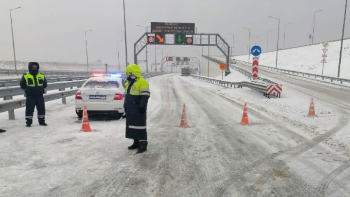 Трассу Новороссийск – Керчь замело: Автолюбители не смогут проехать в сторону Крымского моста