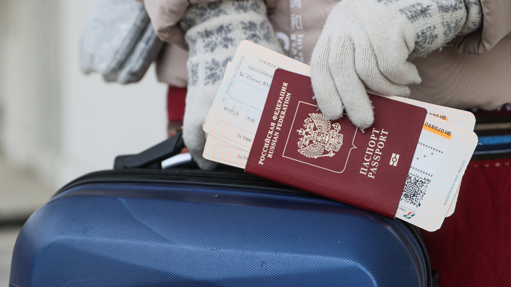 РБК: у русских стали изымать загранпаспорта из-за опечаток в документе