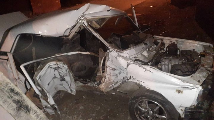 Пьяный гонщик на ВАЗовской классике обнял столб на Промышленной улице в Чите