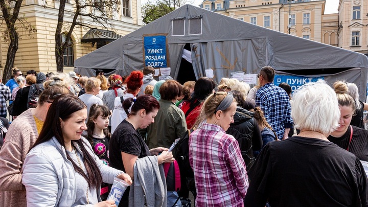 В Польше украинские беженцы начали собирать окурки