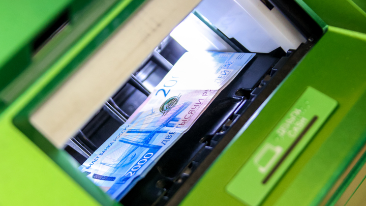 В банкоматах Сбера можно снять деньги с помощью приложения банка