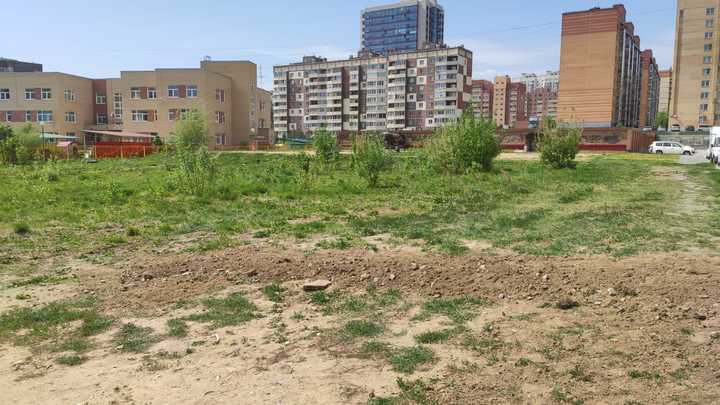 Детям играть негде: Около школы и детсада в Новосибирске хотят построить автостоянку