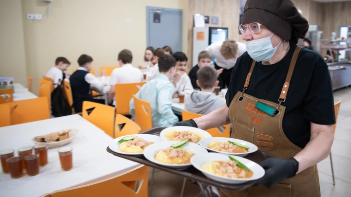 Нищие - налево, дети героев СВО - направо: Скандал в российской школе