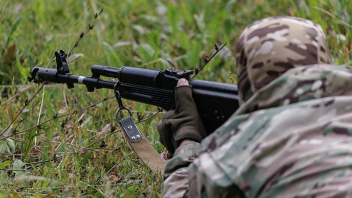 Русский боец сбил из охотничьего ружья украинский беспилотник и спас танк