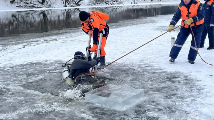 Для поиска пропавших подо льдом детей в Брянске не хватает спецтехники и топлива
