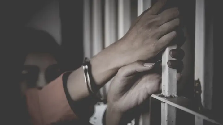 Женщина в Китае привязала себя к машине мужа из-за подозрений в его неверности