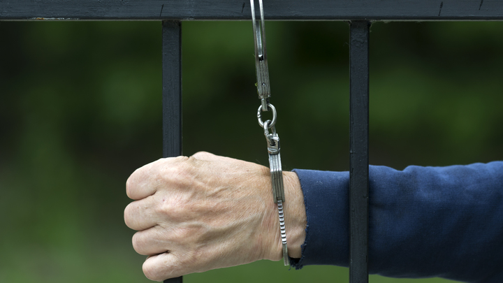 Посетителям московской поликлиники угрожал оружием мужчина