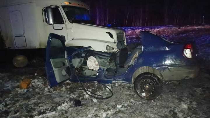 Двое детей погибли в ДТП с грузовиком на трассе в Новосибирской области
