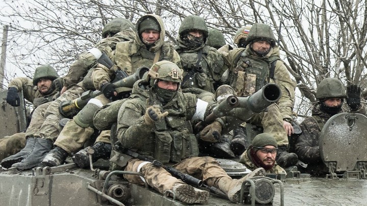 Школьники в Челябинской области изготавливают сухой армейский душ