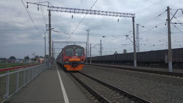 Два человека попали под поезда в Кузбассе