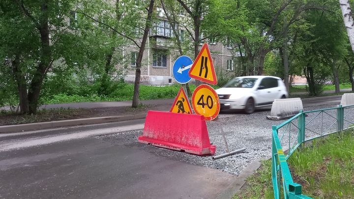 В Екатеринбурге из-за коммунальной аварии остановлено движение транспорта по улице Крауля