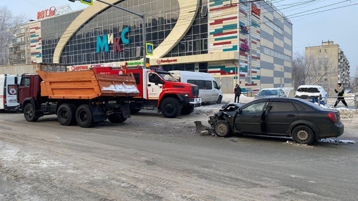 В Новосибирске Chevrolet влетел в КамАЗ на светофоре – есть пострадавшие