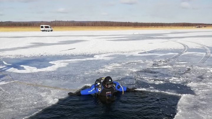 Читинские водолазы подняли из озера Иван тело водителя, провалившегося под лёд