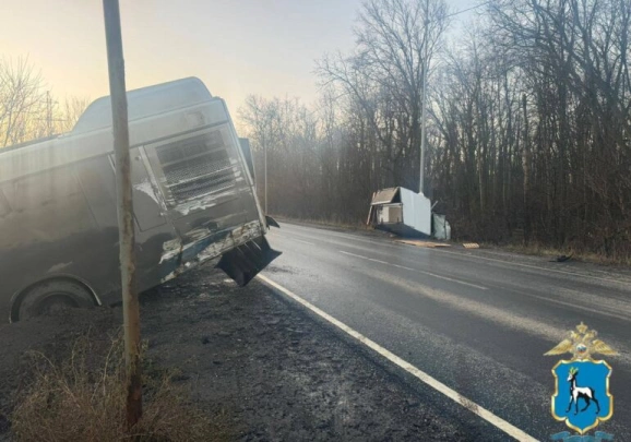 В Самаре автобус с людьми улетел в кювет. Трое пострадали