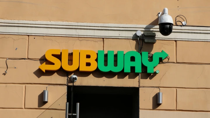 Пойми, один здесь пахаю: В американской закусочной в Москве нашли тараканов, просрочку и мутные схемы