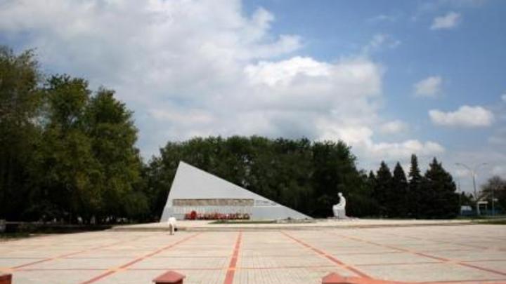 В День памяти и скорби подростки катались на самокатах по мемориалу Славы в станице Динской