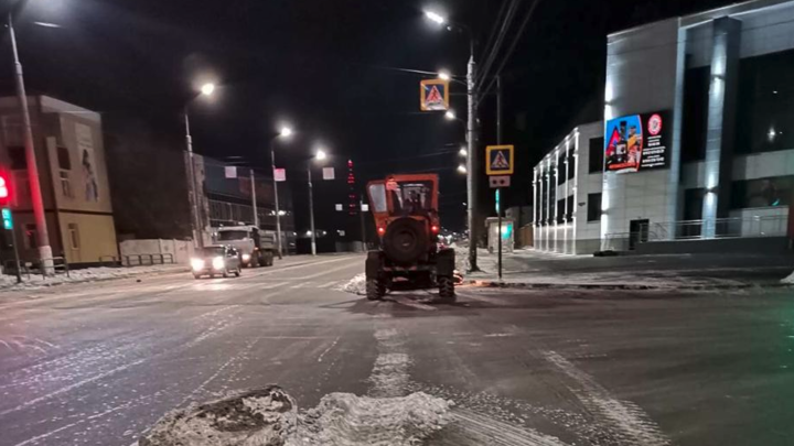В Кургане за ночь вывезли 894 тонны снега и подмели несколько улиц