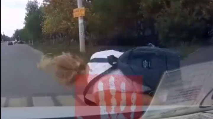 В Челябинске по видео разыскивают велосипедистку, которая врезалась в легковой автомобиль