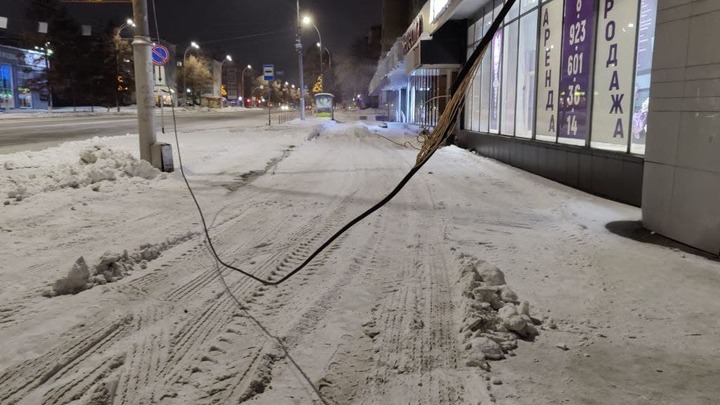 Повреждённый кабель стал причиной поломки светофора и пробки в Кемерове