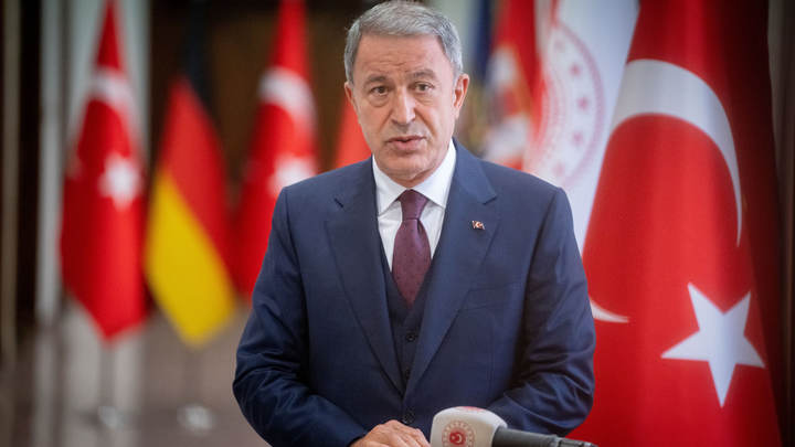 Глава Минобороны Турции призвал Киев к прекращению огня