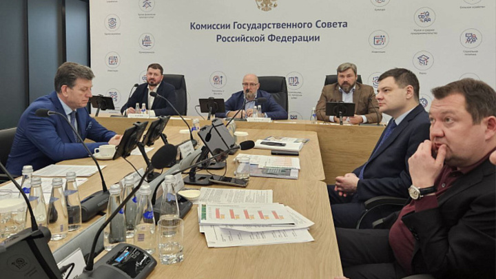 Кировский губернатор вошёл в рабочую группу по подготовке Госсовета по Году семьи