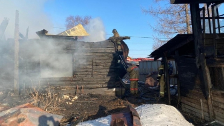 Двое мужчин погибли при пожаре в Новосибирской области